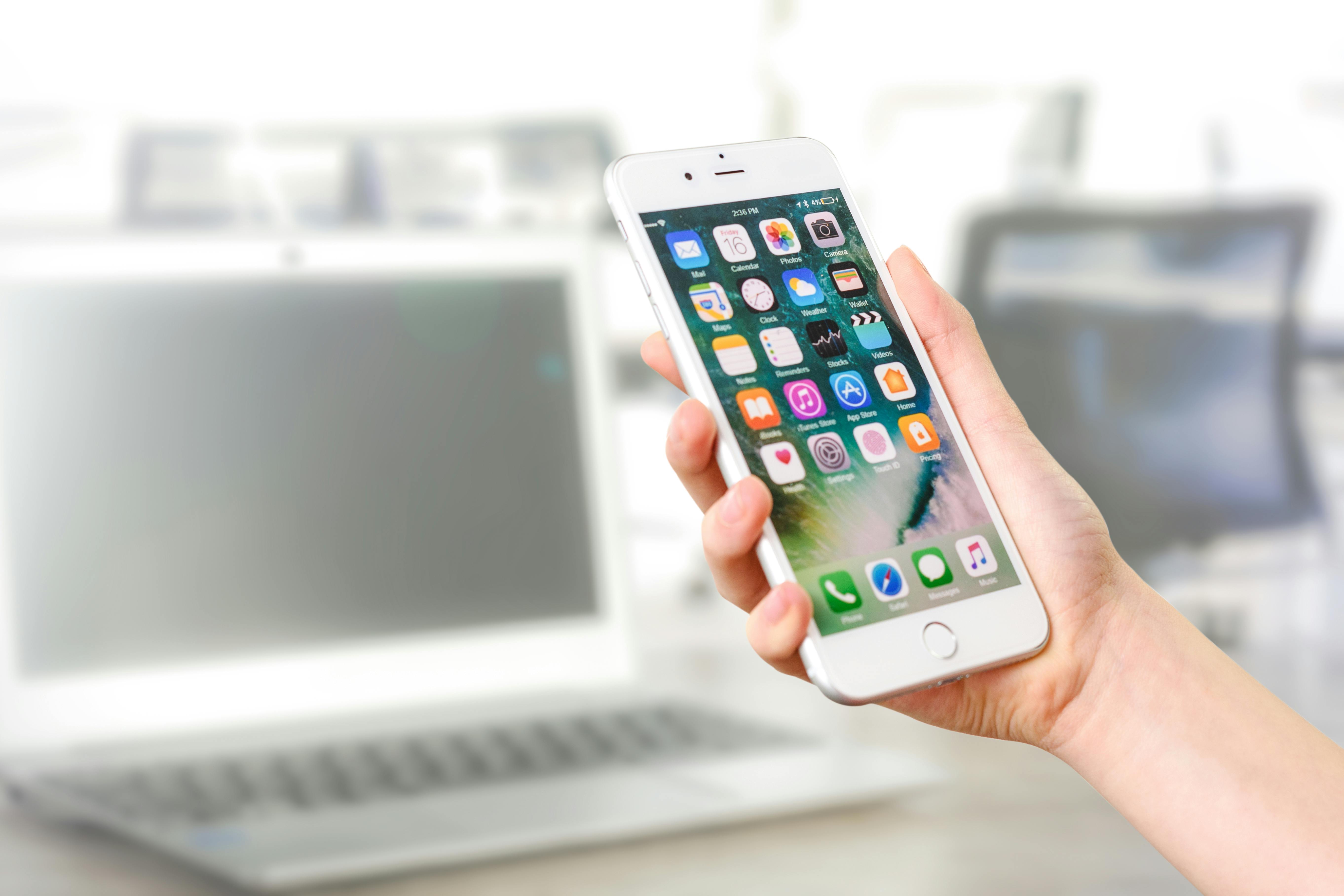 A women holding up her smart phone